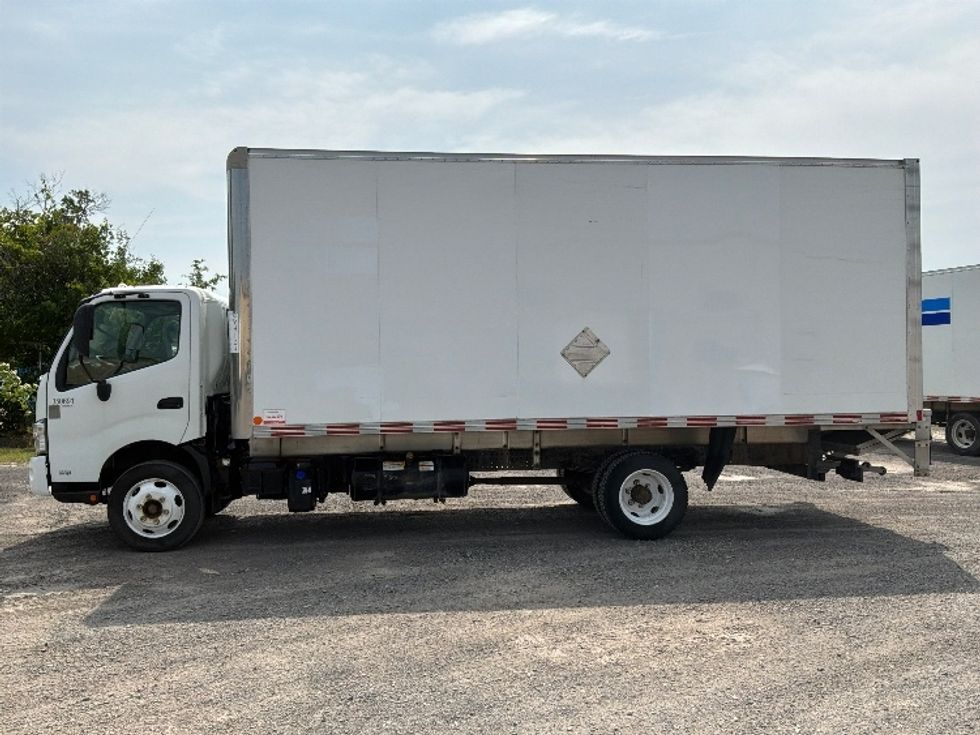Medium Duty Box Truck-Light and Medium Duty Trucks-Hino-2020-195-Montreal-PQ-252,367\n\t\tkm-$ 41,500 - Image 4
