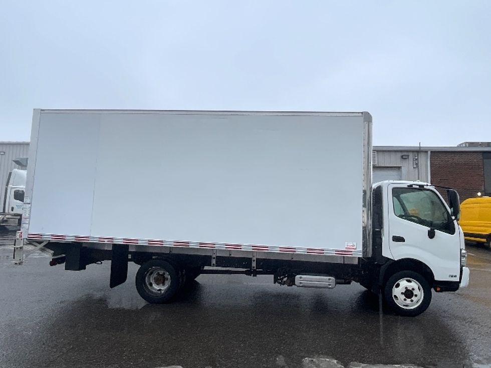 Medium Duty Box Truck-Light and Medium Duty Trucks-Hino-2020-195-Ottawa-ON-189,881\n\t\tkm-$ 60,500 - Image 14