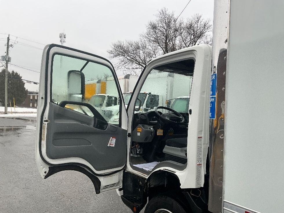 Medium Duty Box Truck-Light and Medium Duty Trucks-Hino-2020-195-Ottawa-ON-189,881\n\t\tkm-$ 60,500 - Image 15