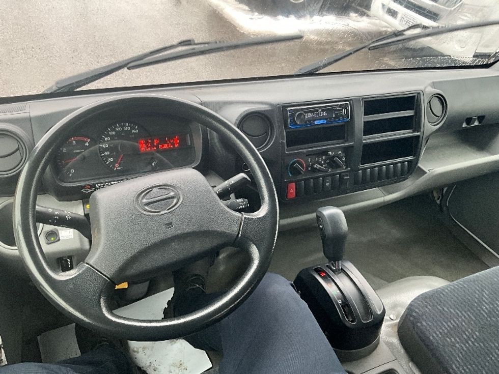 Medium Duty Box Truck-Light and Medium Duty Trucks-Hino-2020-195-Ottawa-ON-189,881\n\t\tkm-$ 60,500 - Image 16