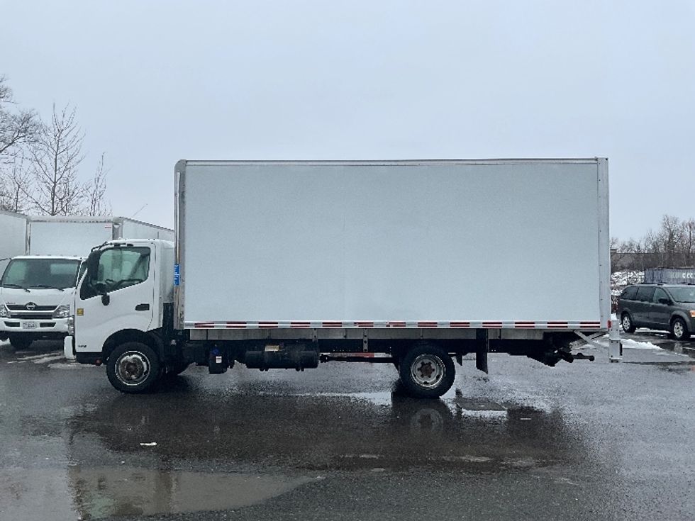 Medium Duty Box Truck-Light and Medium Duty Trucks-Hino-2020-195-Ottawa-ON-189,881\n\t\tkm-$ 60,500 - Image 4