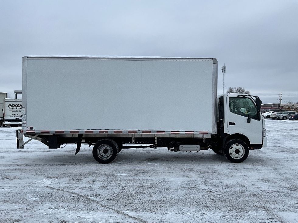 Medium Duty Box Truck-Light and Medium Duty Trucks-Hino-2020-195-Ottawa-ON-241,798\n\t\tkm-$ 53,750 - Image 15