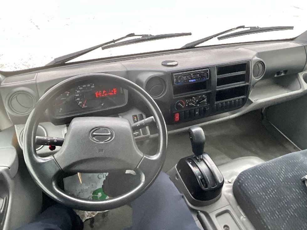 Medium Duty Box Truck-Light and Medium Duty Trucks-Hino-2020-195-Ottawa-ON-241,798\n\t\tkm-$ 53,750 - Image 17