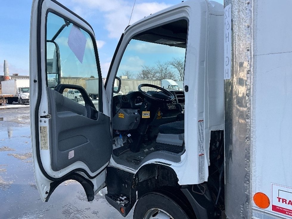 Medium Duty Box Truck-Light and Medium Duty Trucks-Hino-2020-195-Ottawa-ON-246,584\n\t\tkm-$ 52,750 - Image 16