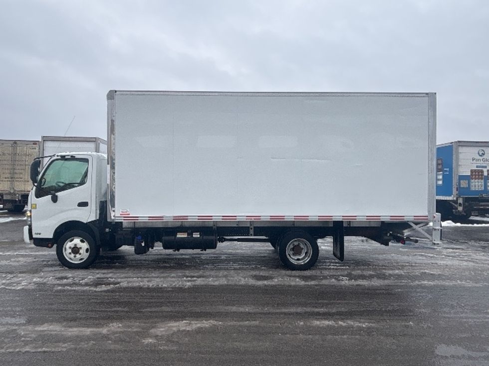 Medium Duty Box Truck-Light and Medium Duty Trucks-Hino-2020-195-Ottawa-ON-246,584\n\t\tkm-$ 52,750 - Image 4