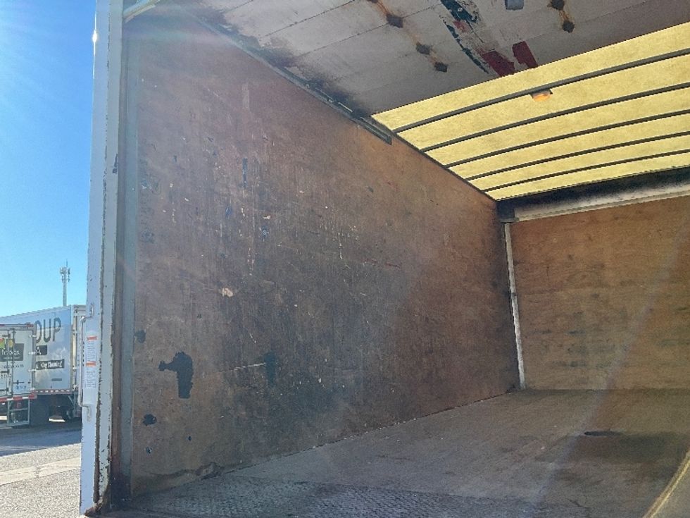 Medium Duty Box Truck-Light and Medium Duty Trucks-Hino-2020-195-Ottawa-ON-71,657\n\t\tkm-$ 68,250 - Image 10