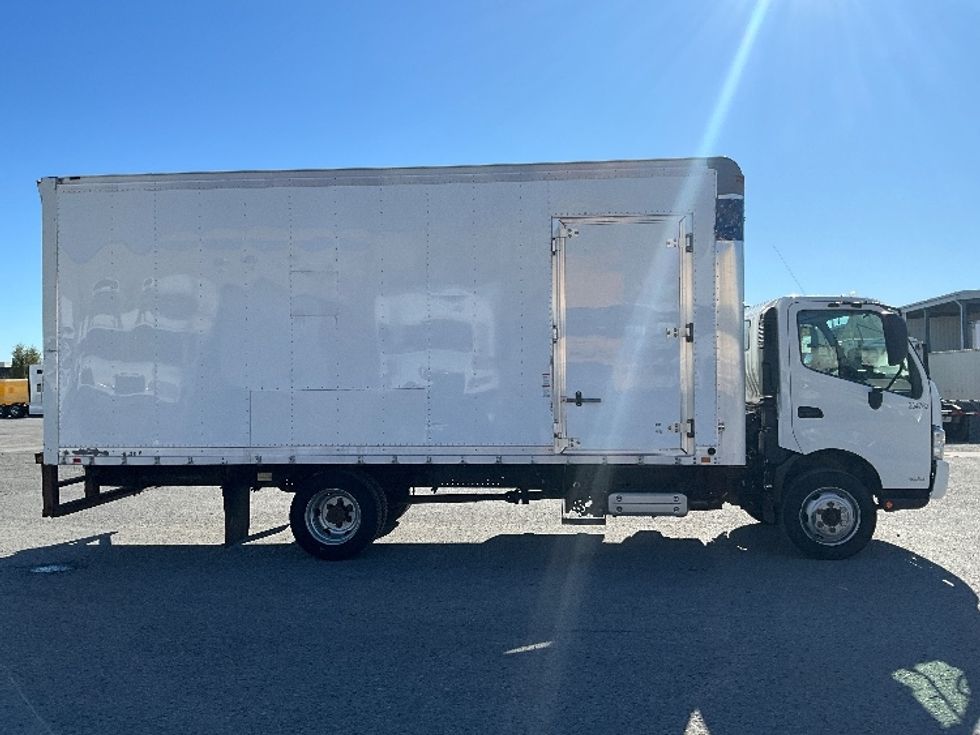 Medium Duty Box Truck-Light and Medium Duty Trucks-Hino-2020-195-Ottawa-ON-71,657\n\t\tkm-$ 68,250 - Image 14