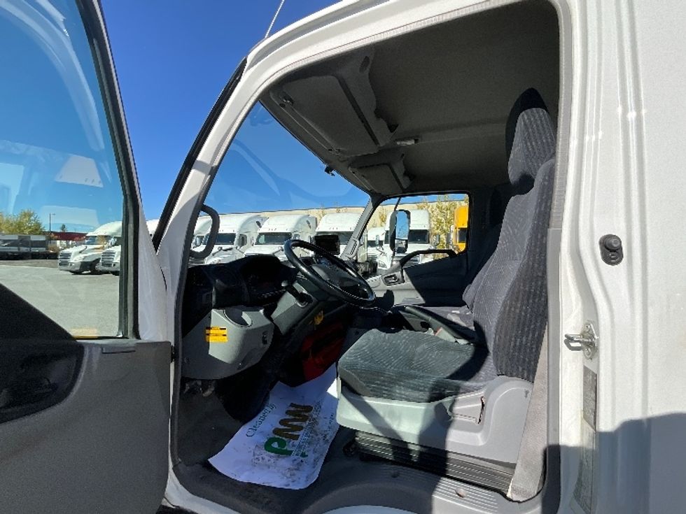 Medium Duty Box Truck-Light and Medium Duty Trucks-Hino-2020-195-Ottawa-ON-71,657\n\t\tkm-$ 68,250 - Image 15