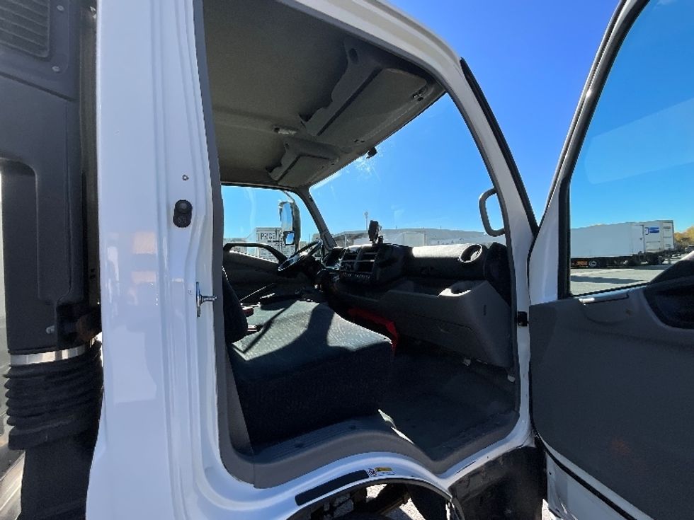 Medium Duty Box Truck-Light and Medium Duty Trucks-Hino-2020-195-Ottawa-ON-71,657\n\t\tkm-$ 68,250 - Image 19