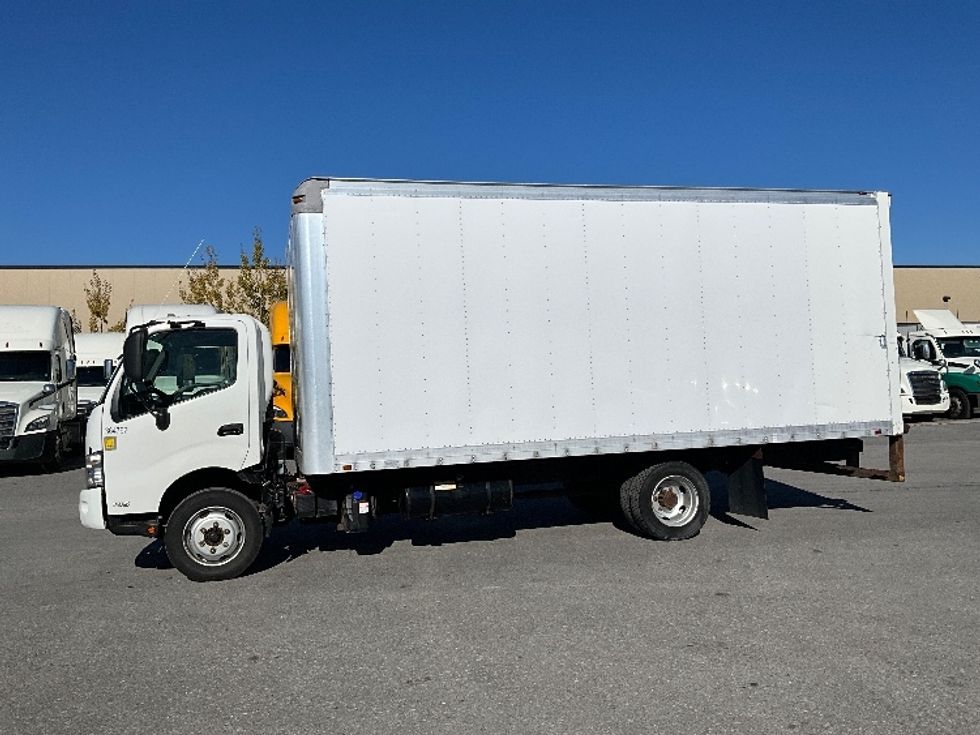 Medium Duty Box Truck-Light and Medium Duty Trucks-Hino-2020-195-Ottawa-ON-71,657\n\t\tkm-$ 68,250 - Image 4