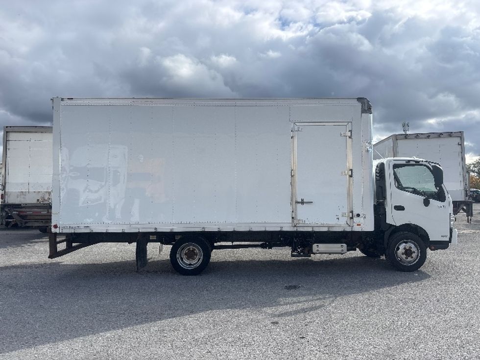 Medium Duty Box Truck-Light and Medium Duty Trucks-Hino-2020-195-Ottawa-ON-76,337\n\t\tkm-$ 64,750 - Image 15