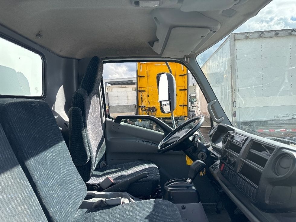 Medium Duty Box Truck-Light and Medium Duty Trucks-Hino-2020-195-Ottawa-ON-76,337\n\t\tkm-$ 64,750 - Image 22