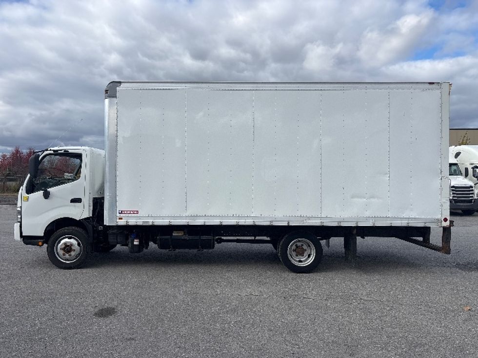 Medium Duty Box Truck-Light and Medium Duty Trucks-Hino-2020-195-Ottawa-ON-76,337\n\t\tkm-$ 64,750 - Image 4