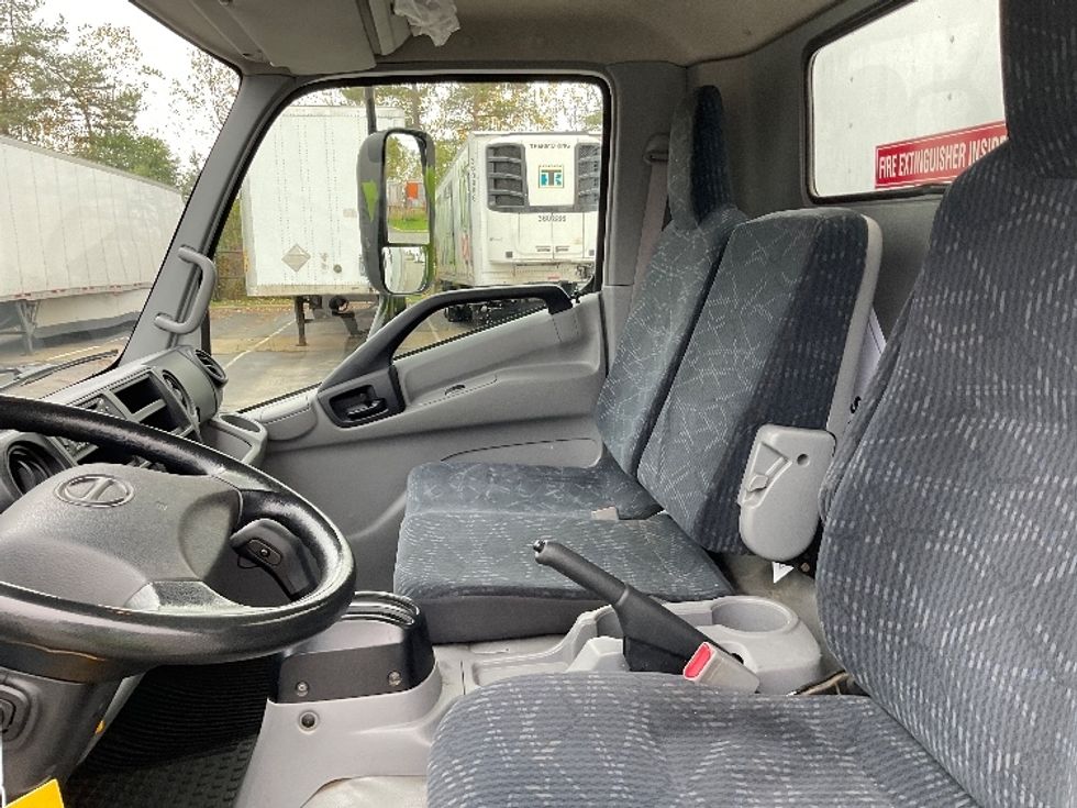 Medium Duty Box Truck-Light and Medium Duty Trucks-Hino-2020-195-Rochester-NY-113,591\n\t\tmiles-$ 39,250 - Image 19