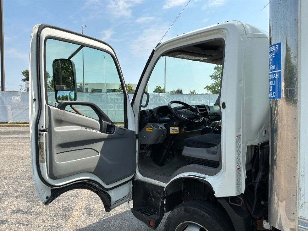 Medium Duty Box Truck-Light and Medium Duty Trucks-Hino-2020-195-Saint Laurent-PQ-161,585\n\t\tkm-$ 52,500 - Image 16