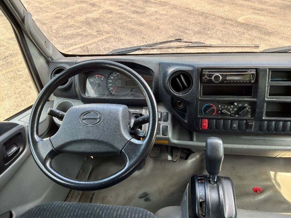 Medium Duty Box Truck-Light and Medium Duty Trucks-Hino-2020-195-Saint Laurent-PQ-161,585\n\t\tkm-$ 52,500 - Image 18