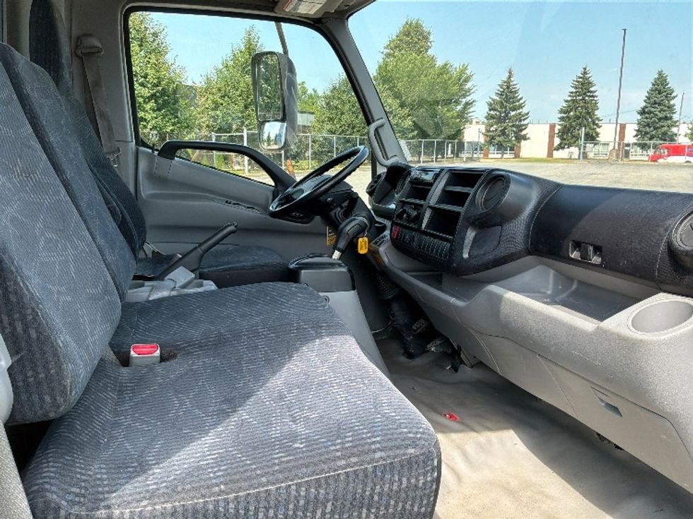 Medium Duty Box Truck-Light and Medium Duty Trucks-Hino-2020-195-Saint Laurent-PQ-161,585\n\t\tkm-$ 52,500 - Image 22