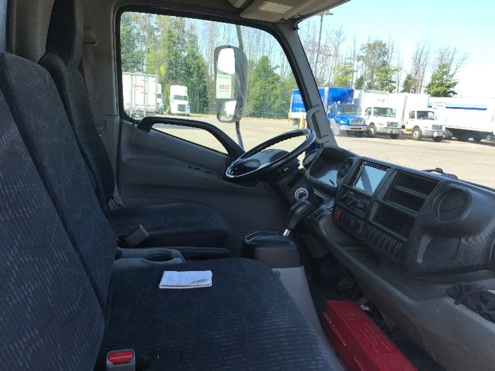 Medium Duty Box Truck-Light and Medium Duty Trucks-Hino-2020-195-Ste-Foy-PQ-115,849\n\t\tkm-$ 66,750 - Image 21