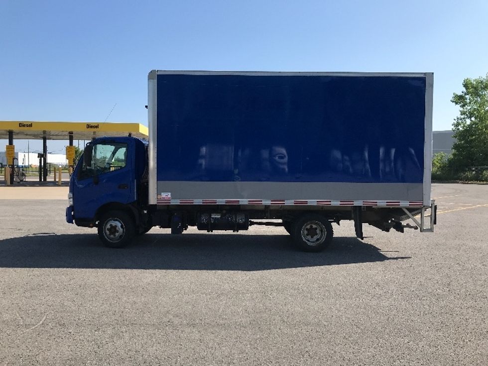 Medium Duty Box Truck-Light and Medium Duty Trucks-Hino-2020-195-Ste-Foy-PQ-115,849\n\t\tkm-$ 66,750 - Image 3