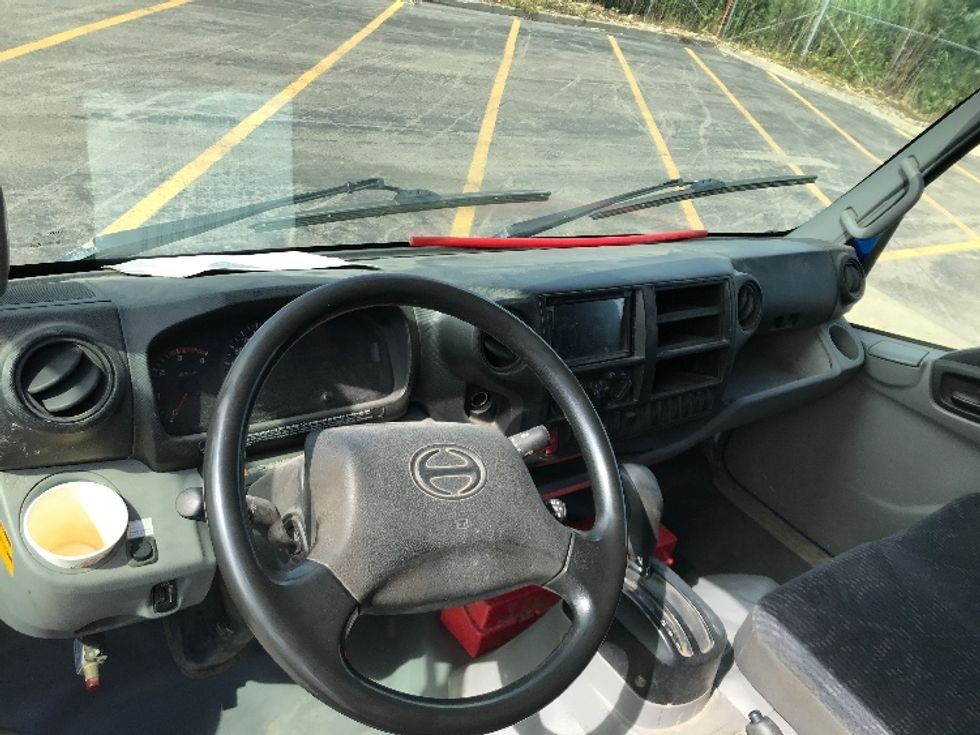 Medium Duty Box Truck-Light and Medium Duty Trucks-Hino-2020-195-Ste-Foy-PQ-203,253\n\t\tkm-$ 58,500 - Image 17