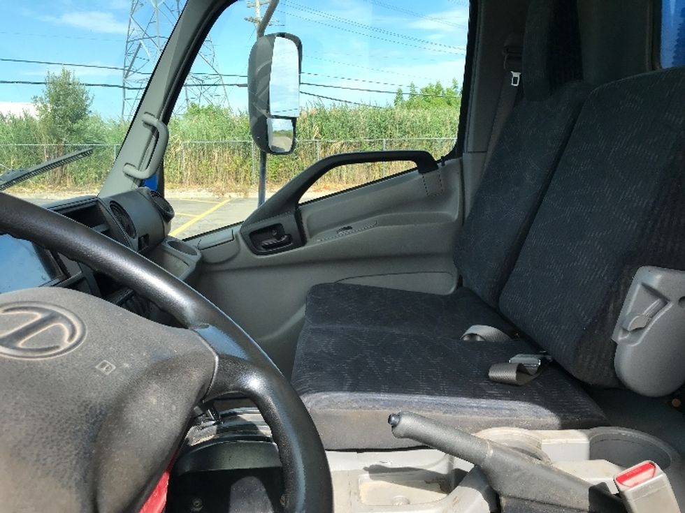 Medium Duty Box Truck-Light and Medium Duty Trucks-Hino-2020-195-Ste-Foy-PQ-203,253\n\t\tkm-$ 58,500 - Image 19