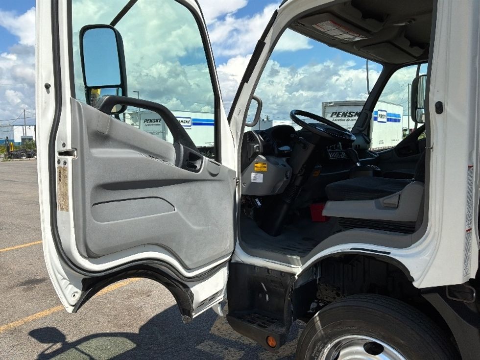 Medium Duty Box Truck-Light and Medium Duty Trucks-Hino-2020-195-Ste-Foy-PQ-209,763\n\t\tkm-$ 44,000 - Image 16