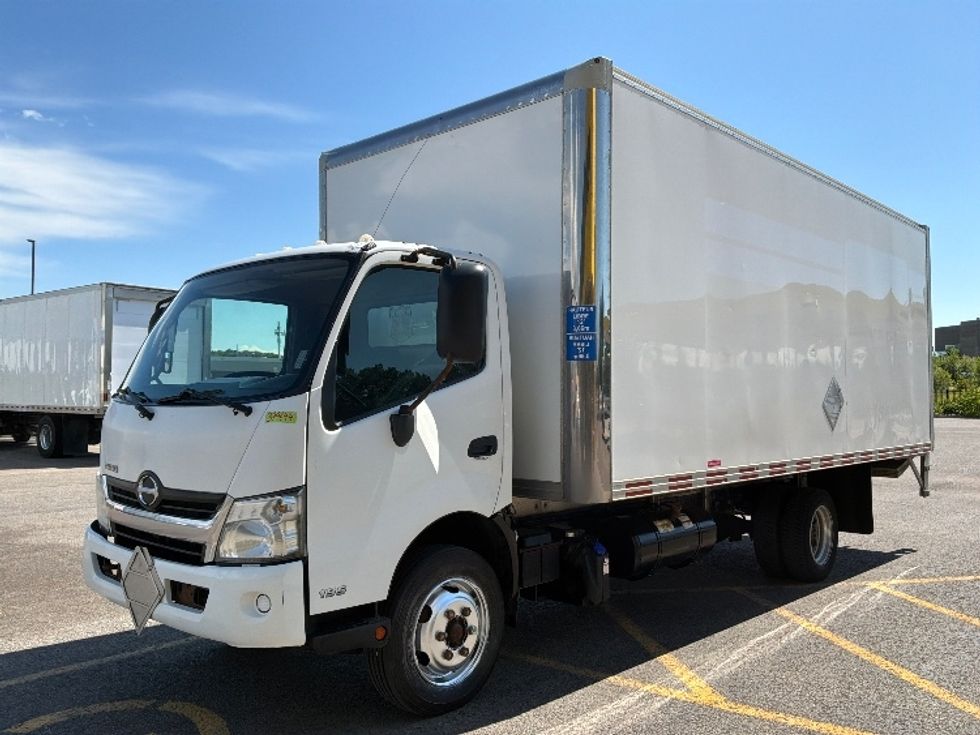 Medium Duty Box Truck-Light and Medium Duty Trucks-Hino-2020-195-Ste-Foy-PQ-209,763\n\t\tkm-$ 44,000 - Image 3