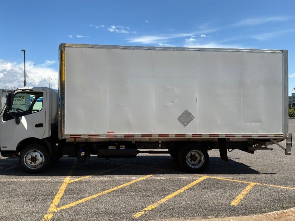 Medium Duty Box Truck-Light and Medium Duty Trucks-Hino-2020-195-Ste-Foy-PQ-209,763\n\t\tkm-$ 44,000 - Image 4