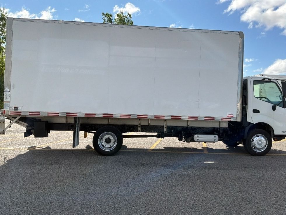 Medium Duty Box Truck-Light and Medium Duty Trucks-Hino-2020-195-Ste-Foy-PQ-222,535\n\t\tkm-$ 44,250 - Image 15