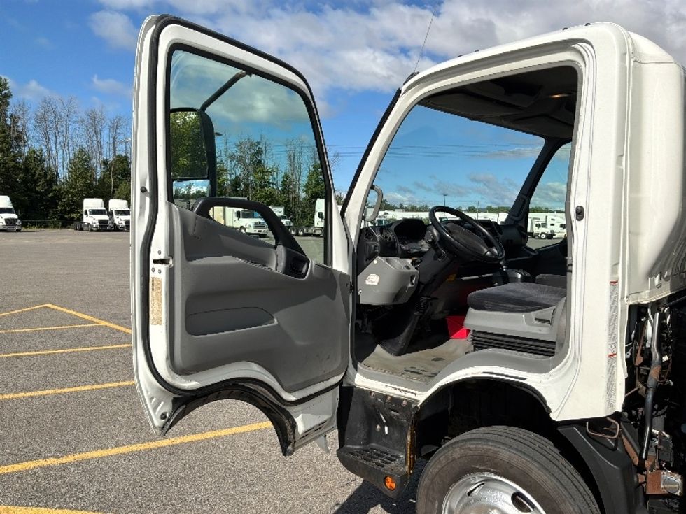 Medium Duty Box Truck-Light and Medium Duty Trucks-Hino-2020-195-Ste-Foy-PQ-222,535\n\t\tkm-$ 44,250 - Image 16
