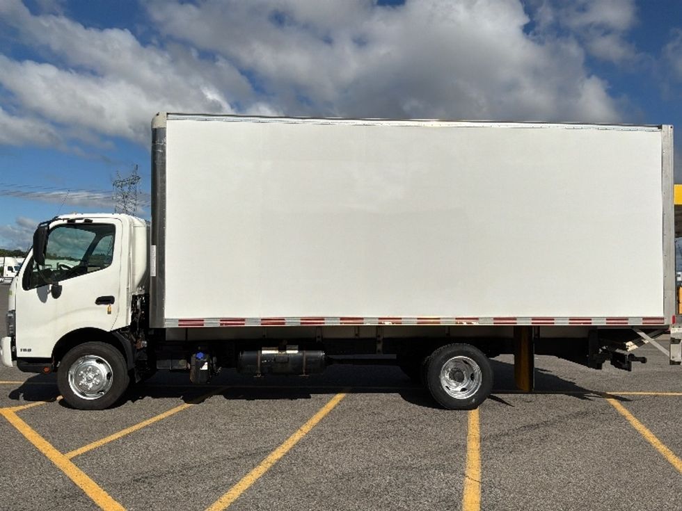 Medium Duty Box Truck-Light and Medium Duty Trucks-Hino-2020-195-Ste-Foy-PQ-222,535\n\t\tkm-$ 44,250 - Image 4