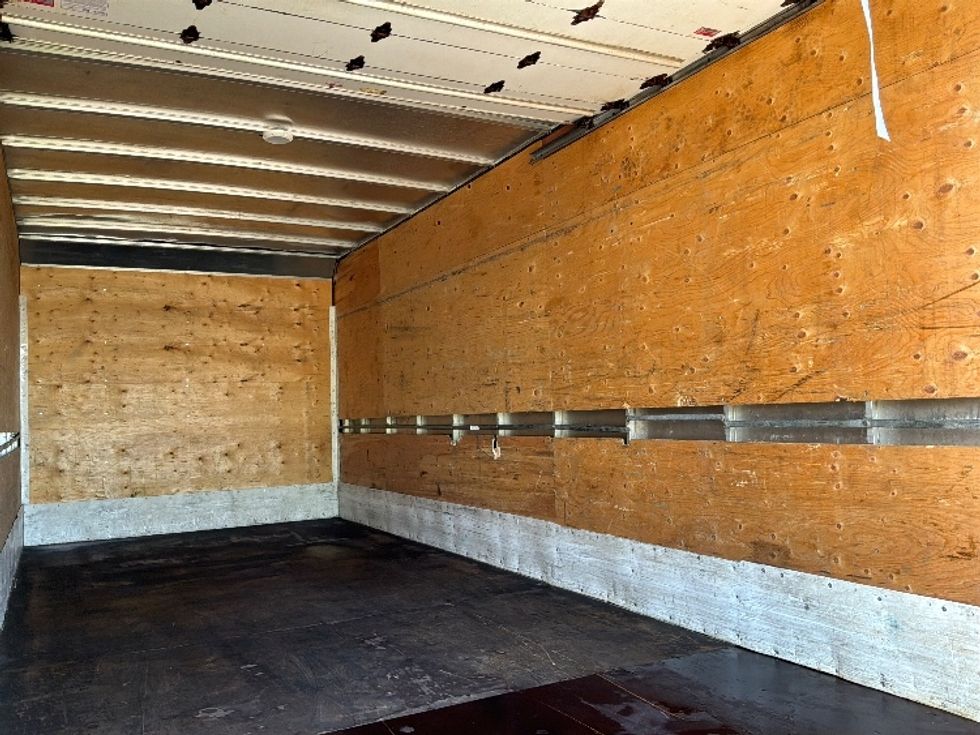 Medium Duty Box Truck-Light and Medium Duty Trucks-Hino-2020-195-Ste-Foy-PQ-256,941\n\t\tkm-$ 37,750 - Image 12