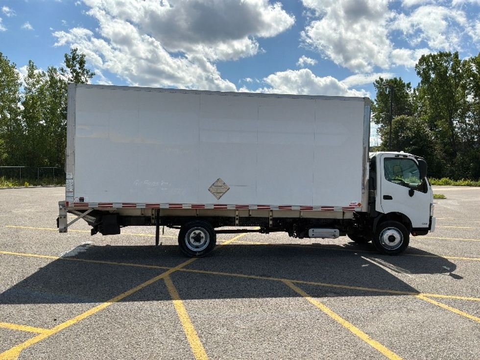 Medium Duty Box Truck-Light and Medium Duty Trucks-Hino-2020-195-Ste-Foy-PQ-256,941\n\t\tkm-$ 37,750 - Image 15