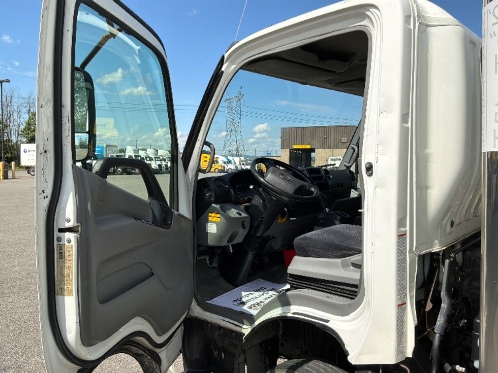 Medium Duty Box Truck-Light and Medium Duty Trucks-Hino-2020-195-Ste-Foy-PQ-256,941\n\t\tkm-$ 37,750 - Image 16