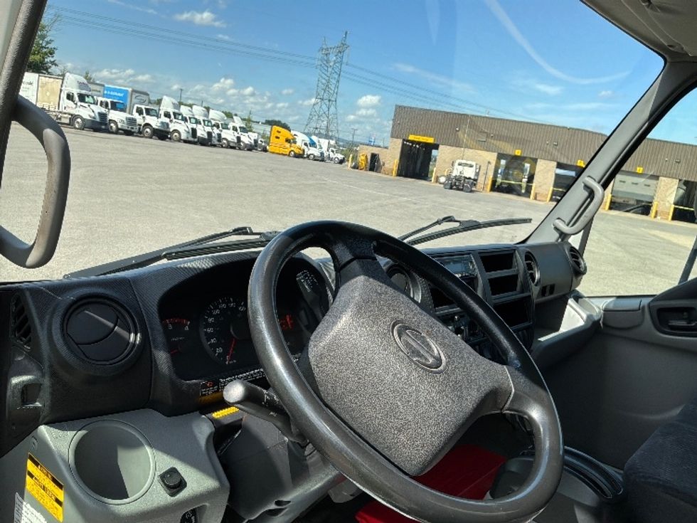 Medium Duty Box Truck-Light and Medium Duty Trucks-Hino-2020-195-Ste-Foy-PQ-256,941\n\t\tkm-$ 37,750 - Image 17