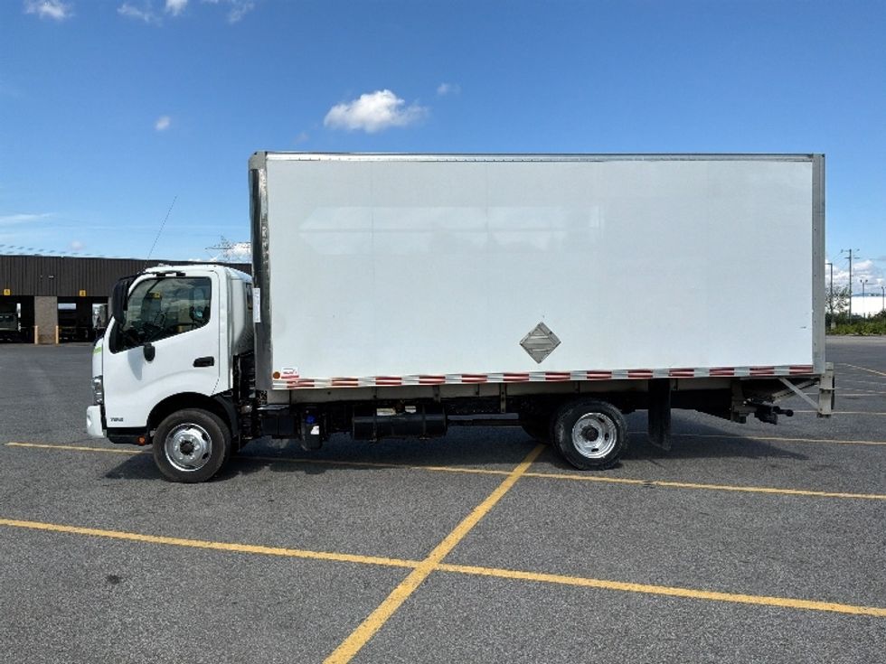 Medium Duty Box Truck-Light and Medium Duty Trucks-Hino-2020-195-Ste-Foy-PQ-256,941\n\t\tkm-$ 37,750 - Image 4
