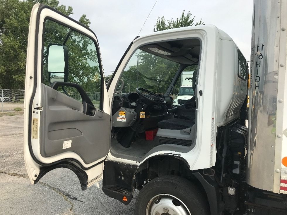 Medium Duty Box Truck-Light and Medium Duty Trucks-Hino-2020-195-Windsor-ON-195,657\n\t\tkm-$ 50,500 - Image 16