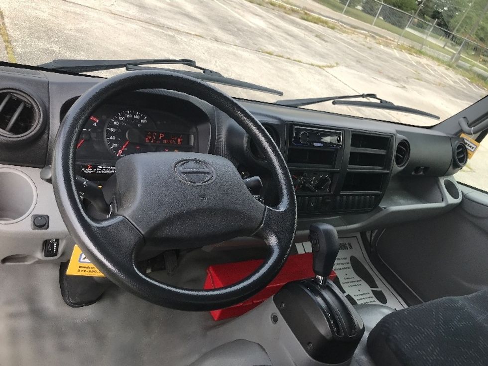 Medium Duty Box Truck-Light and Medium Duty Trucks-Hino-2020-195-Windsor-ON-195,657\n\t\tkm-$ 50,500 - Image 17