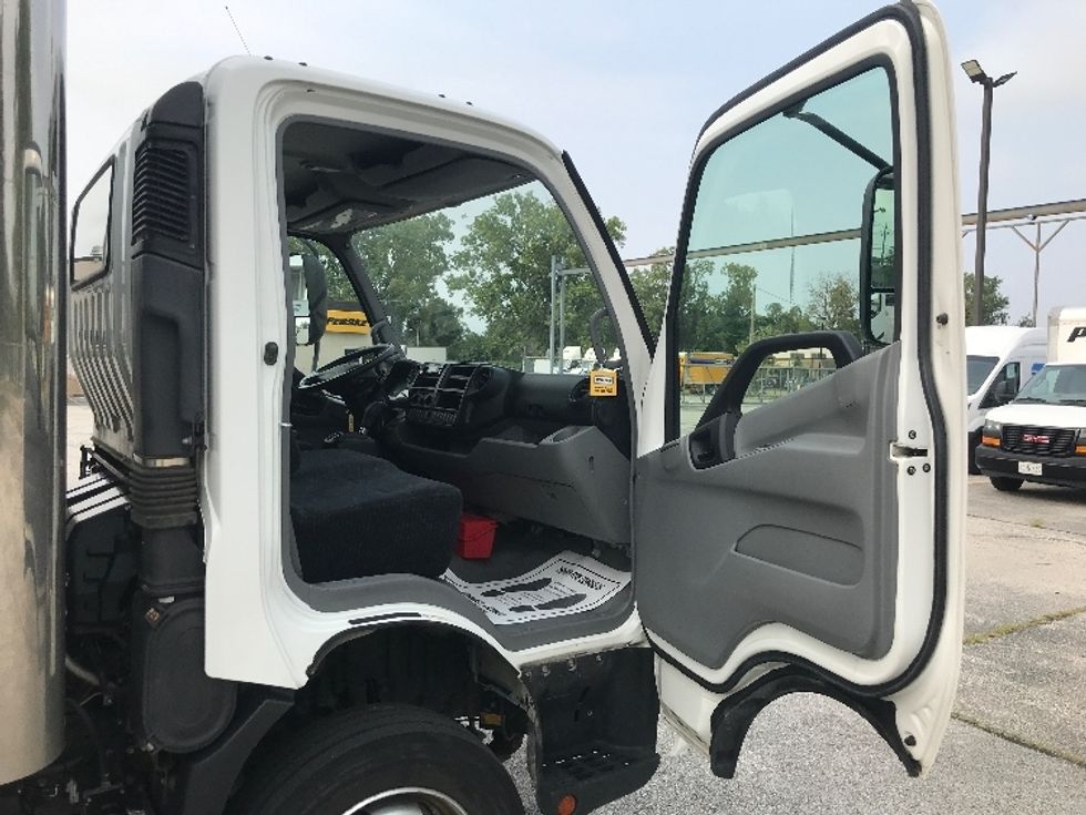 Medium Duty Box Truck-Light and Medium Duty Trucks-Hino-2020-195-Windsor-ON-195,657\n\t\tkm-$ 50,500 - Image 20