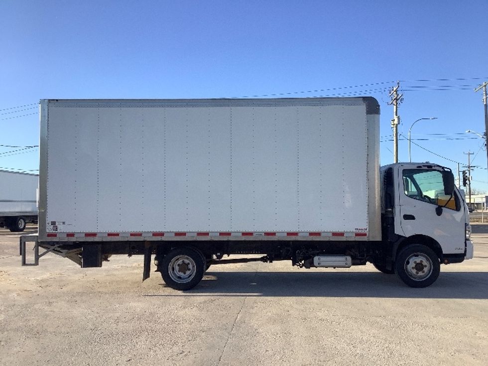 Medium Duty Box Truck-Light and Medium Duty Trucks-Hino-2020-195-Winnipeg-MB-285,408\n\t\tkm-$ 44,500 - Image 15