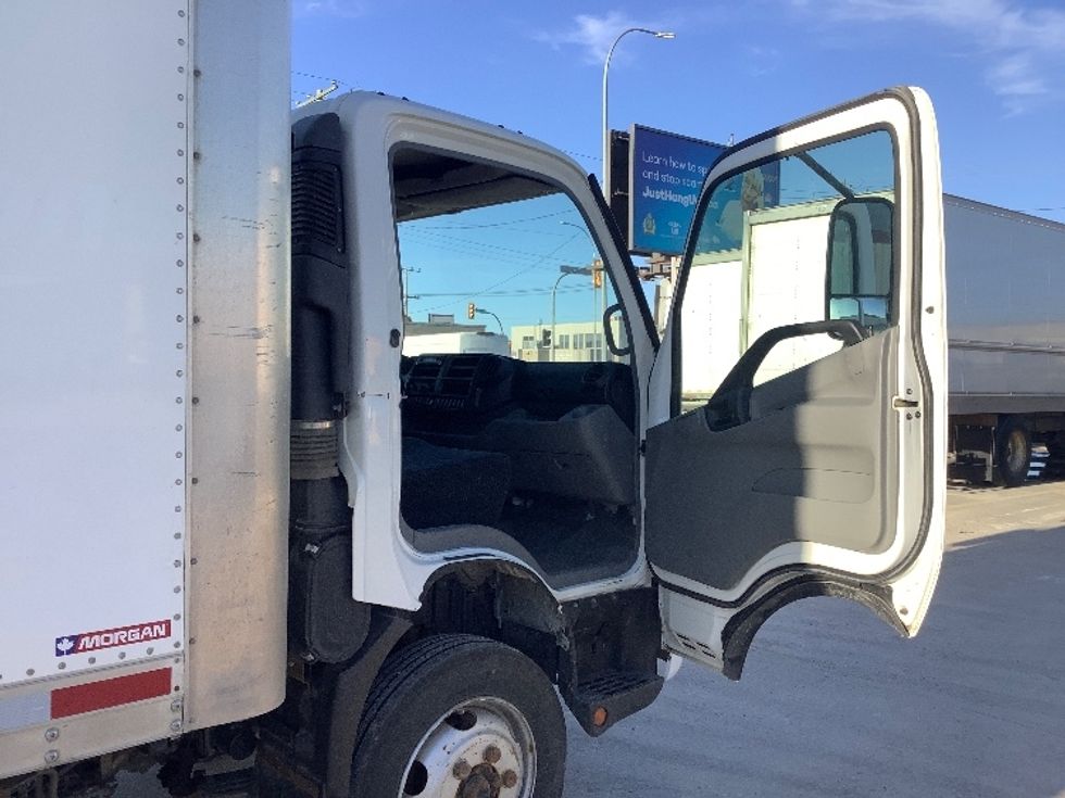 Medium Duty Box Truck-Light and Medium Duty Trucks-Hino-2020-195-Winnipeg-MB-285,408\n\t\tkm-$ 44,500 - Image 20
