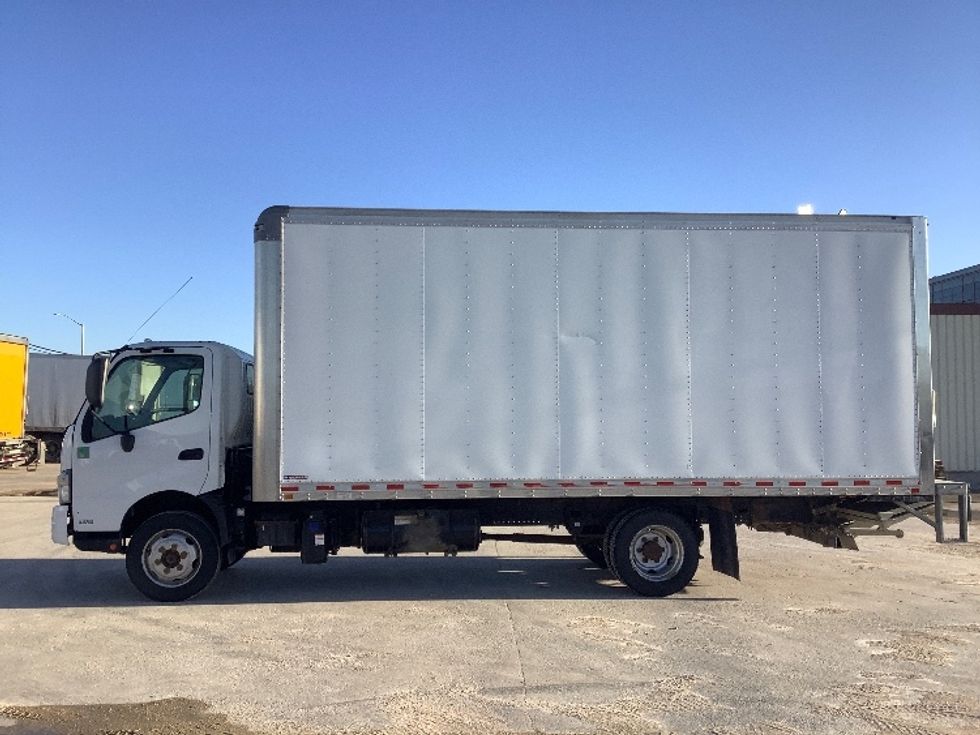 Medium Duty Box Truck-Light and Medium Duty Trucks-Hino-2020-195-Winnipeg-MB-285,408\n\t\tkm-$ 44,500 - Image 4