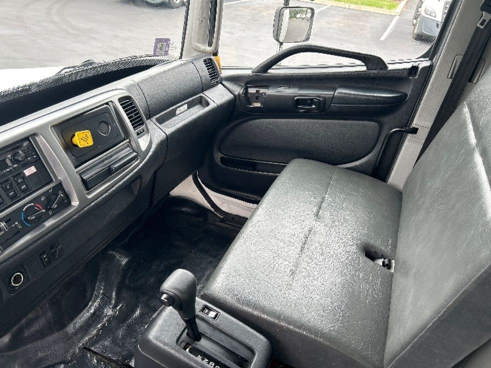 Medium Duty Box Truck-Light and Medium Duty Trucks-Hino-2020-268-Cranbury-NJ-93,187\n\t\tmiles-$ 61,250 - Image 19