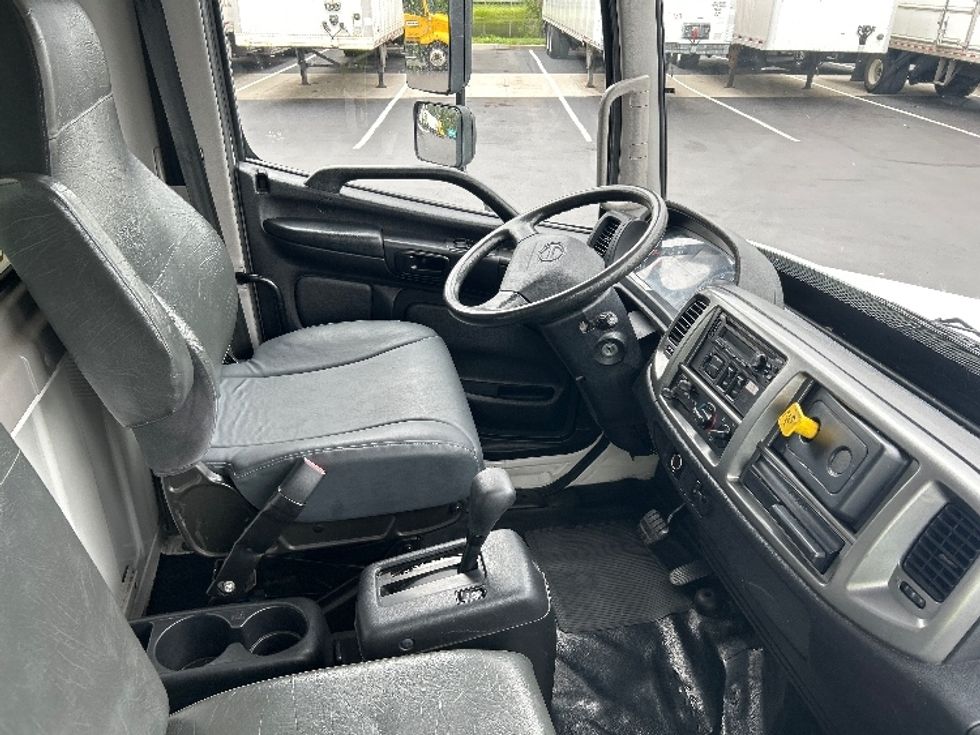 Medium Duty Box Truck-Light and Medium Duty Trucks-Hino-2020-268-Cranbury-NJ-93,187\n\t\tmiles-$ 61,250 - Image 22