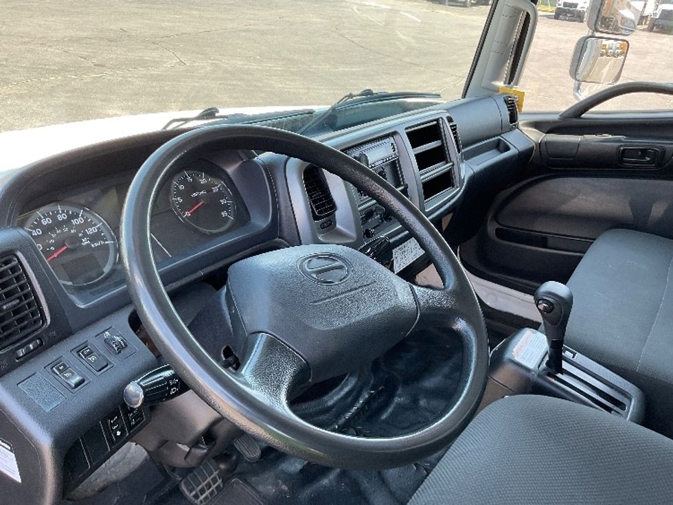 Medium Duty Box Truck-Light and Medium Duty Trucks-Hino-2020-268-Etobicoke-ON-187,740\n\t\tkm-$ 69,500 - Image 17