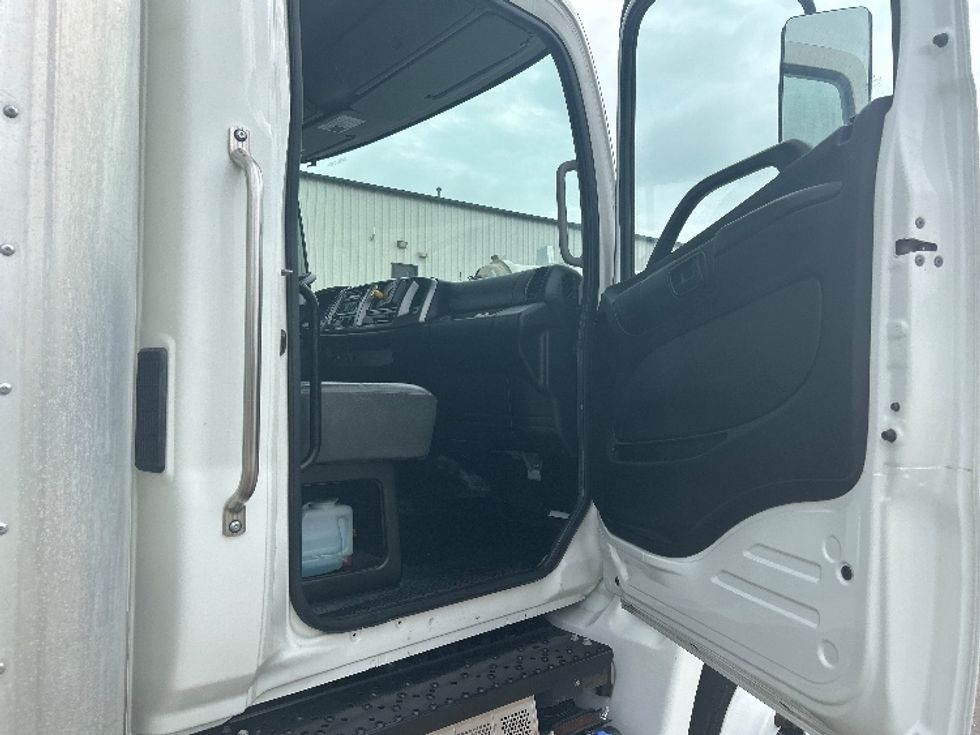 Medium Duty Box Truck-Light and Medium Duty Trucks-Hino-2020-268-Houston-TX-21,007\n\t\tmiles-$ 74,750 - Image 20