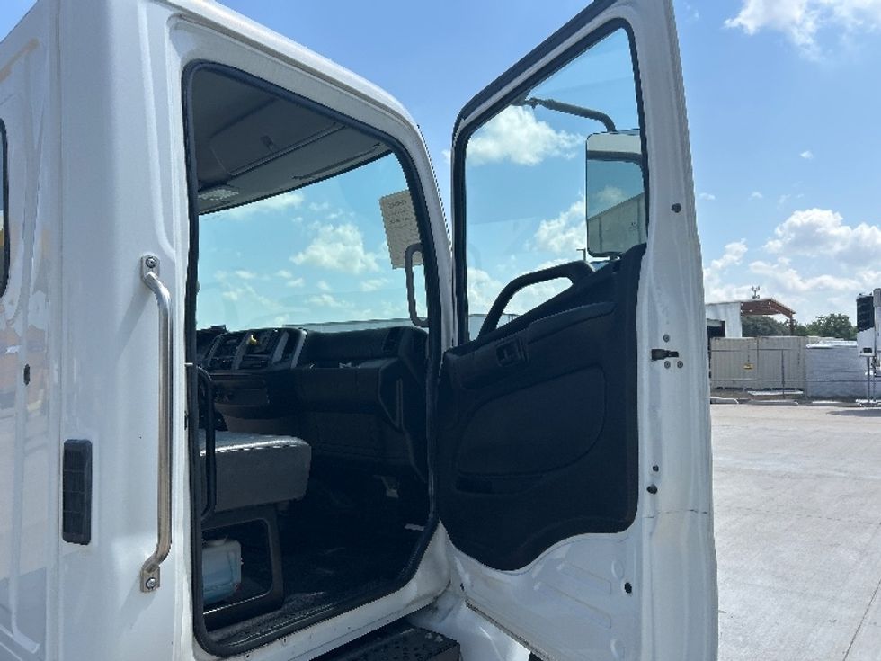 Medium Duty Box Truck-Light and Medium Duty Trucks-Hino-2020-268-Katy-TX-21,271\n\t\tmiles-$ 77,250 - Image 20