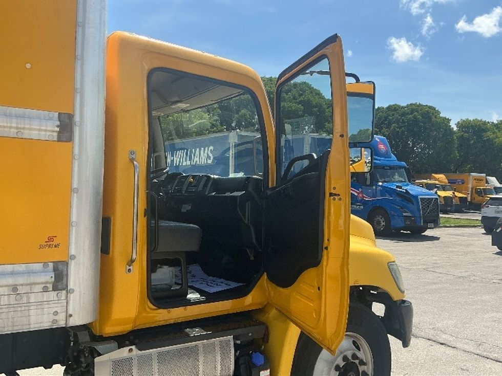 Medium Duty Box Truck-Light and Medium Duty Trucks-Hino-2020-268-Medley-FL-172,015\n\t\tmiles-$ 56,000 - Image 18