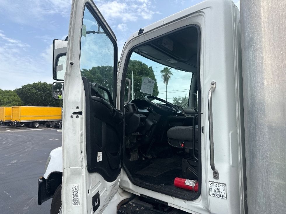 Medium Duty Box Truck-Light and Medium Duty Trucks-Hino-2020-268-Medley-FL-241,271\n\t\tmiles-$ 42,250 - Image 16