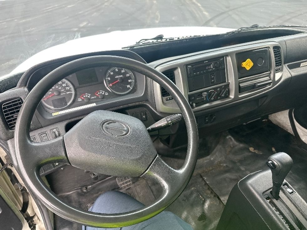 Medium Duty Box Truck-Light and Medium Duty Trucks-Hino-2020-268-Medley-FL-241,271\n\t\tmiles-$ 42,250 - Image 18